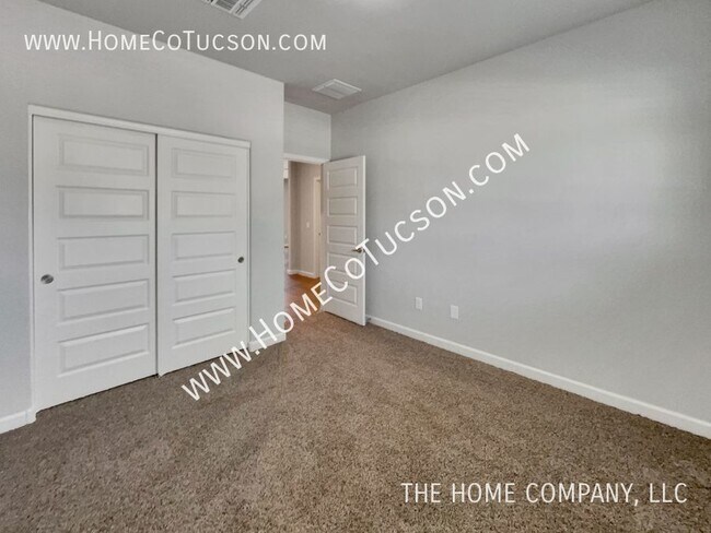 Building Photo - 553 W Weldon St