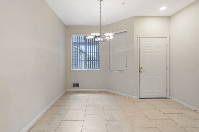 Building Photo - 2-Bedroom Condo in Prime Sunnyvale Location Near Tech Hubs