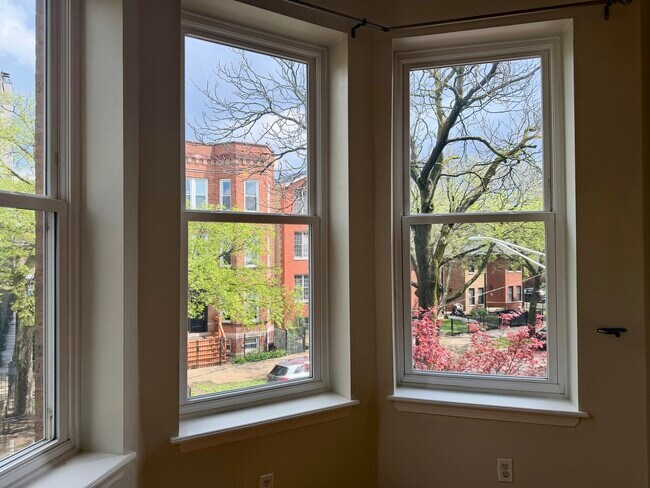 Building Photo - 1350 N Leavitt St