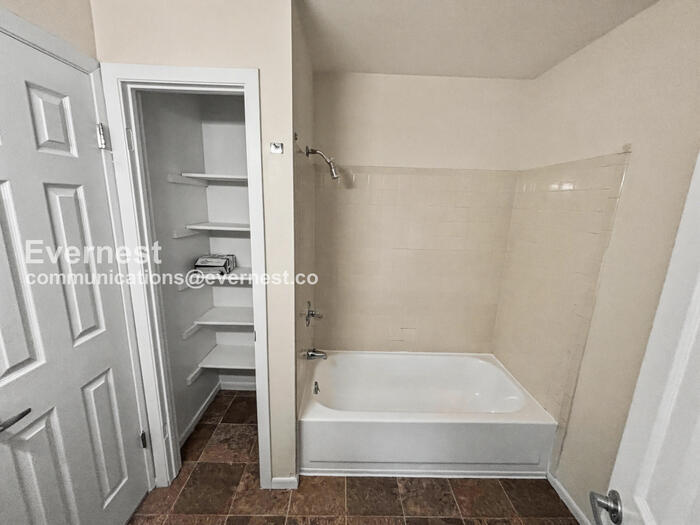 Building Photo - 4660 Anjelina Cir N