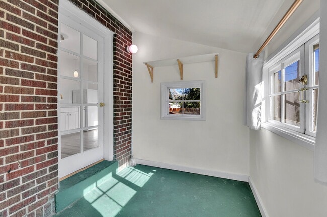 Building Photo - $2,600.00, 1 bed + non-conforming room, 1 ...