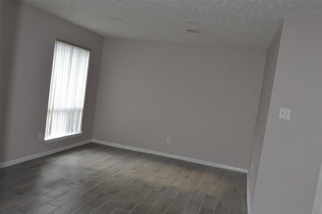 Building Photo - 21327 Park Run Dr