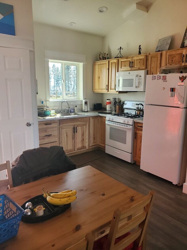 Building Photo - Fully Furnished cozy two-bedroom house