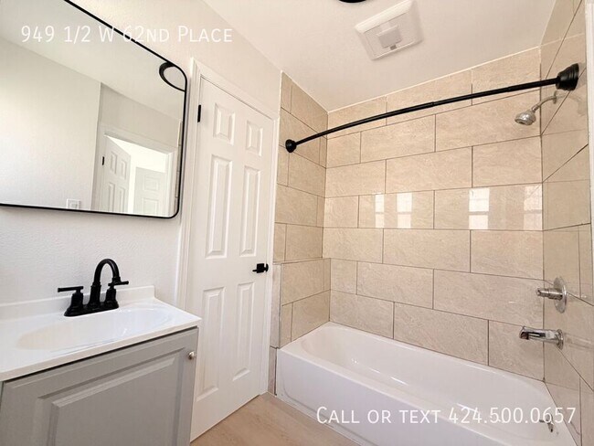 Building Photo - 949 1/2 W 62nd Place-