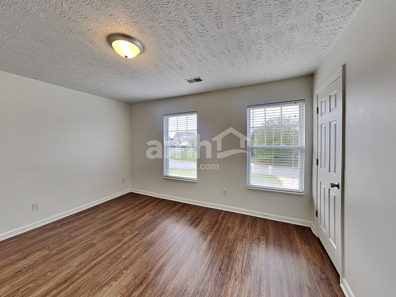 Building Photo - 604 Blossom Hill Dr