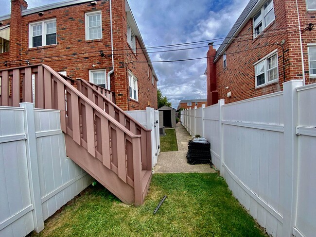 Building Photo - RARELY Offered PACKER PARK 3 Bedroom/2 Bat...