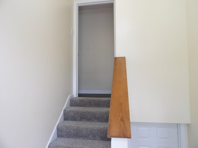 Building Photo - 102 Cedar Dr