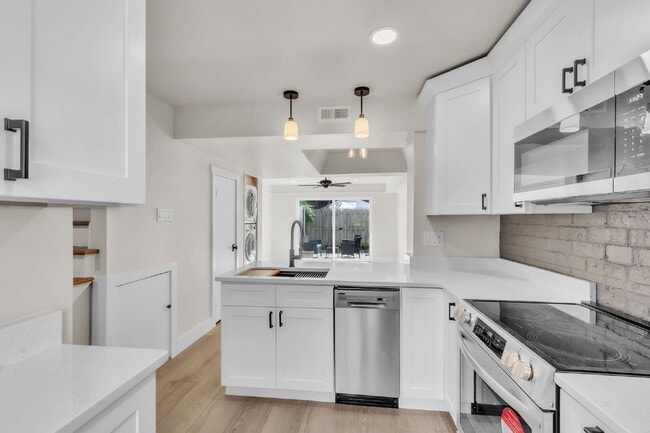 Building Photo - 2 AMAZING LEASE OFFERS TO CHOOSE FROM...Newly Renovated 2 BR/ 1.5 BA Condo in Yorktown community ...