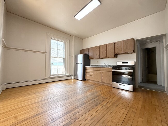 Building Photo - 215 N Pinckney St