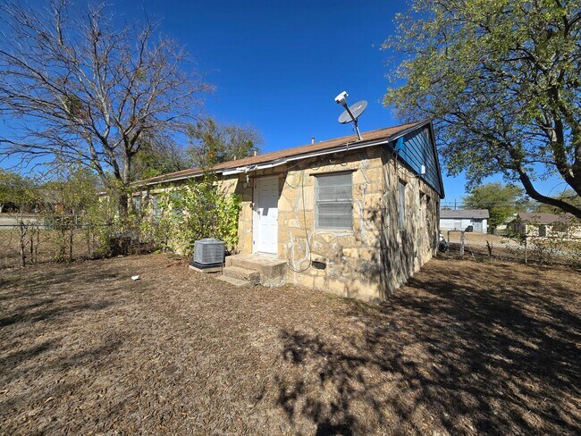 Building Photo - 210 W Vardeman Ave