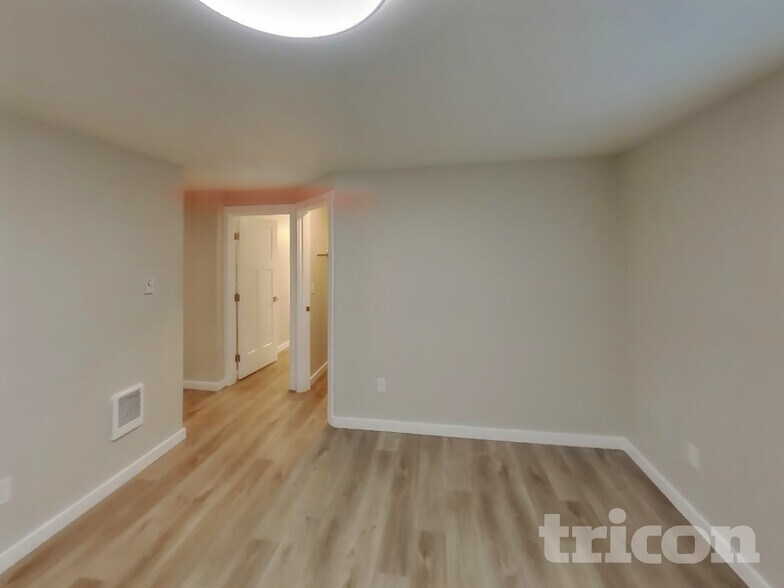 Building Photo - 3899 SE Harriet St