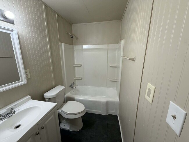 Building Photo - 3 Bed, 1 Bath near the Tisdale