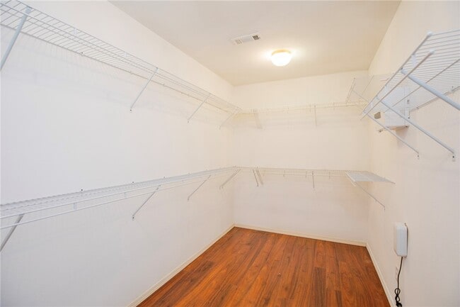 Building Photo - 902 SW Sandrock Rd