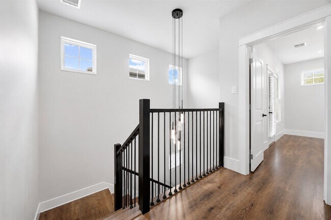 Building Photo - 1421 W 23rd St