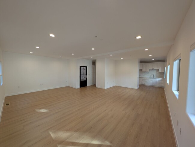Building Photo - 1109 La Peer Dr
