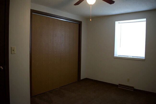 Building Photo - Affordable 3 Bedroom Duplex, SW Columbia!