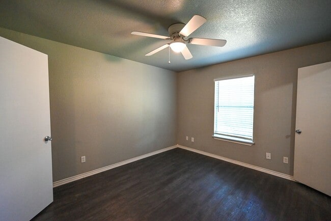 Building Photo - 2 Bed, 2 Bath Duplex Decatur TX