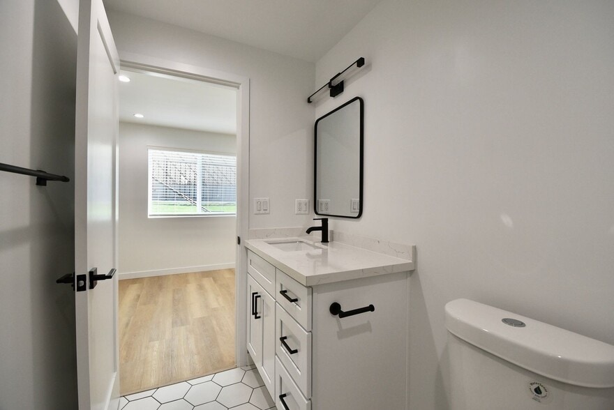 Building Photo - 2119 Elsinore St