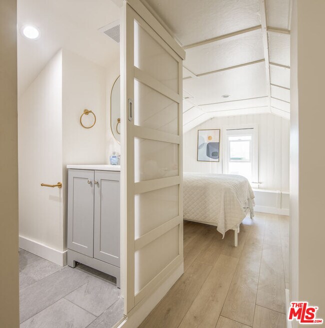 Building Photo - 4616 Rosewood Ave