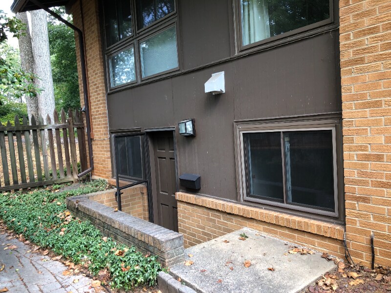 Building Photo - 2267 Glenmore Terrace