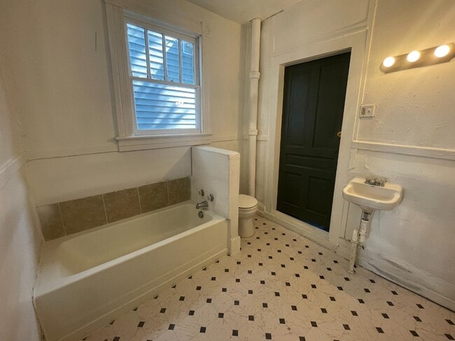 Building Photo - 2019 Main St