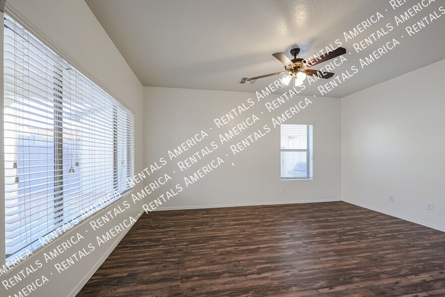 Building Photo - 323 N 76th Pl