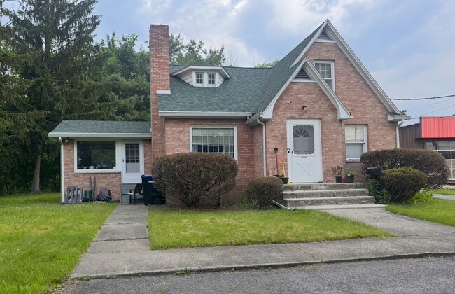 Primary Photo - 99 Castle Creek Rd