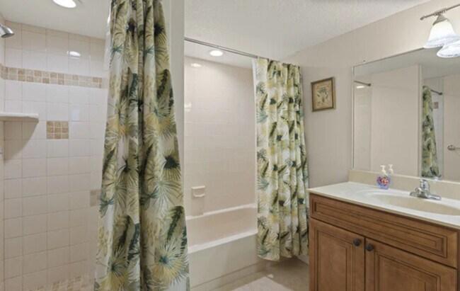 Building Photo - 8600 Ridgewood Ave