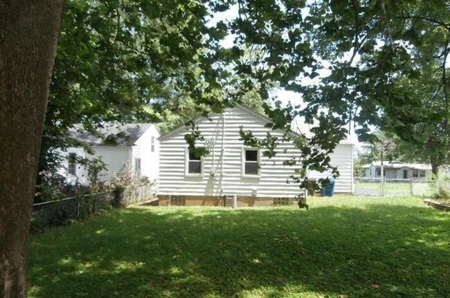 Building Photo - Beautiful 3 bedroom home, Fenced in yard a...