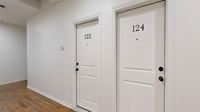 Building Photo - 206 N Main St