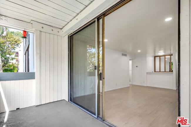 Building Photo - 406 N Oakhurst Dr