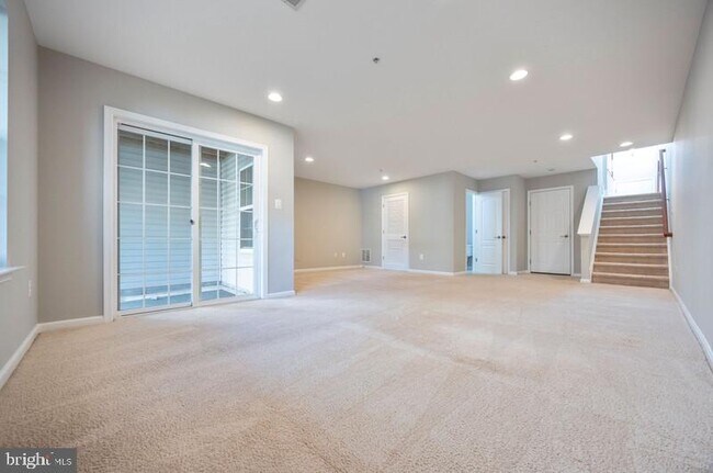 Building Photo - 844 Oriole Ave