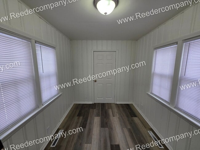 Building Photo - Large 4 bedroom 2 bathroom house