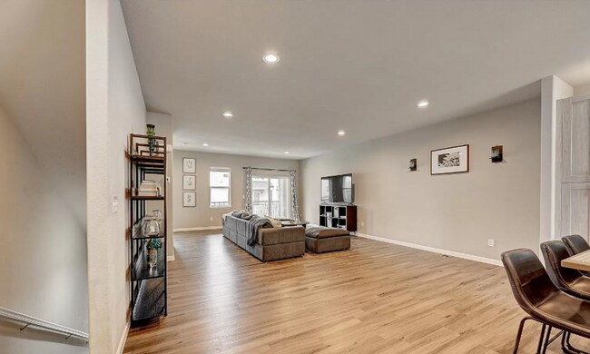 Building Photo - Charming town-home style condo Coming June 2026!