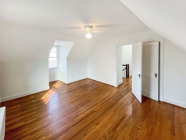 Building Photo - LOCATION LOCATION LOCATION!!! 3 Bedroom/ 2...