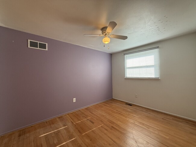 Building Photo - 2447 Roanoke Dr