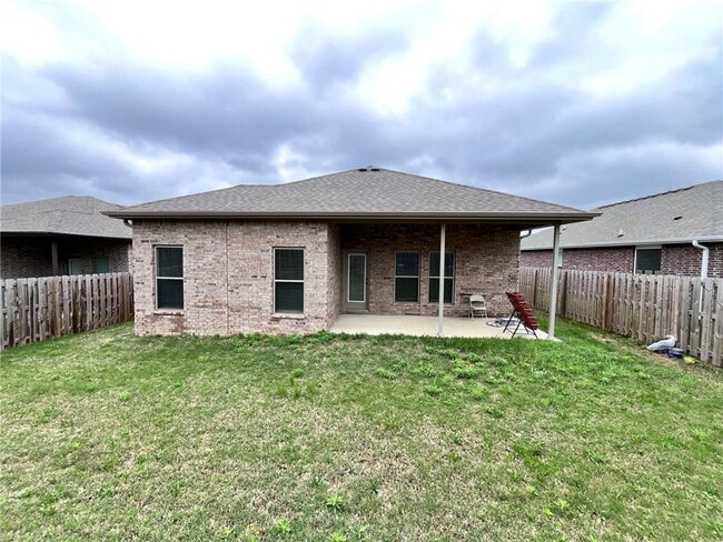 Building Photo - 5909 NW Reynolds St