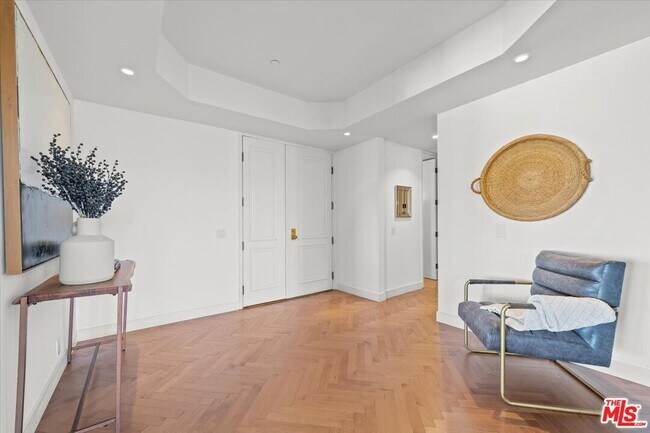 Building Photo - 300 N Swall Dr