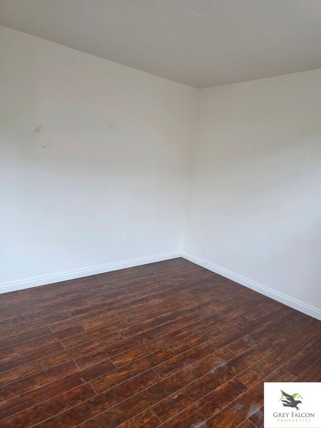 Building Photo - Cozy 1 bedroom home with private yards and...