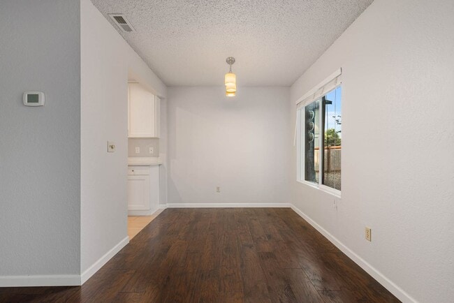 Building Photo - 14022 Juanita Dr NE