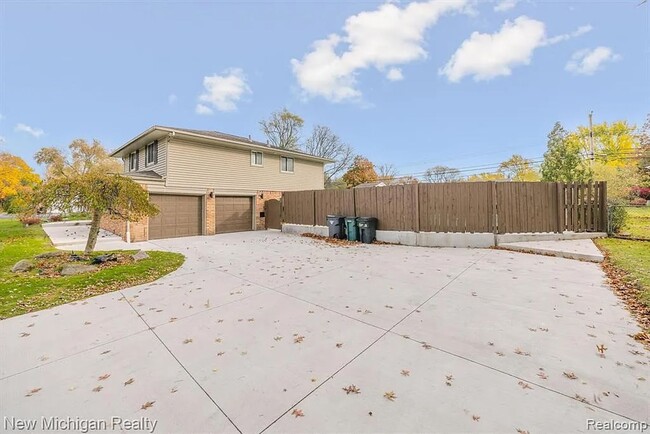 Building Photo - Newly Remodeled House with In-Ground Pool