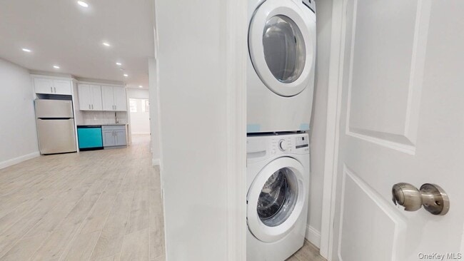 Building Photo - 72-17 66th Pl