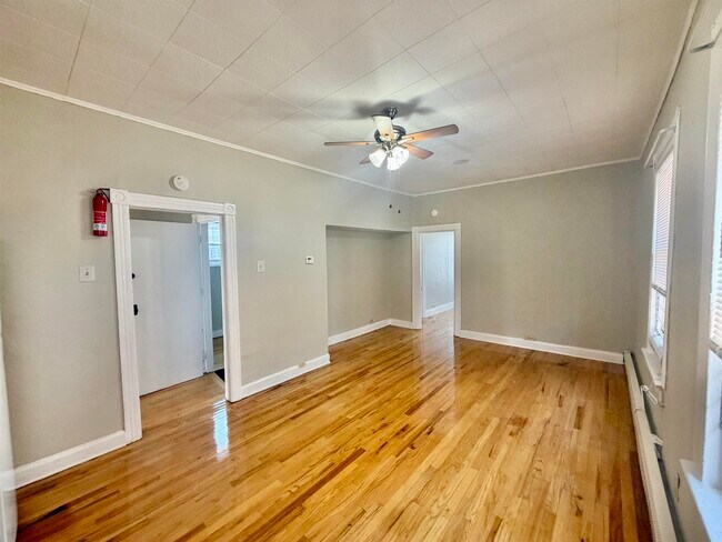 Building Photo - 212 Plainfield Ave
