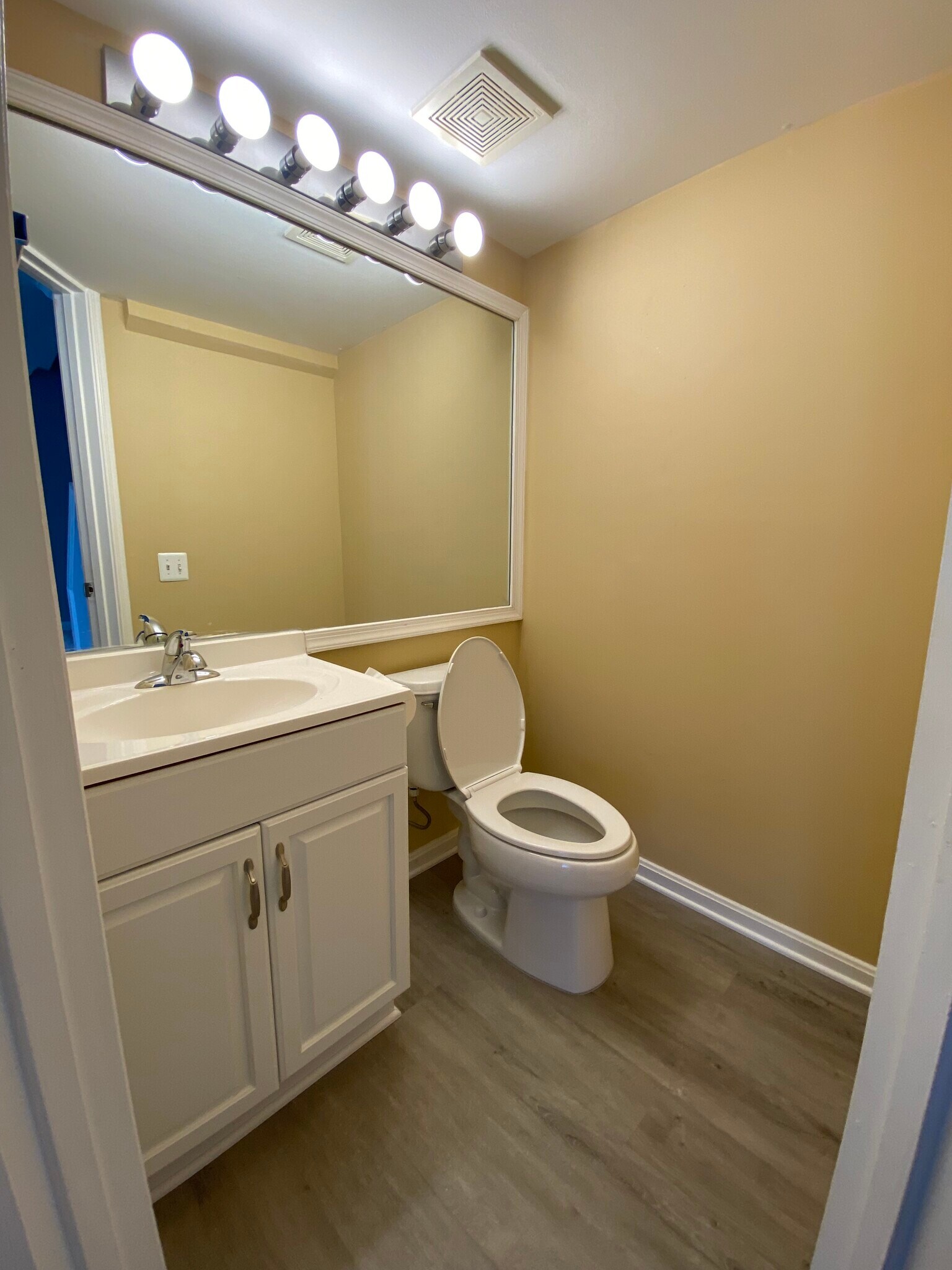 Building Photo - 8210 Catbird Cir