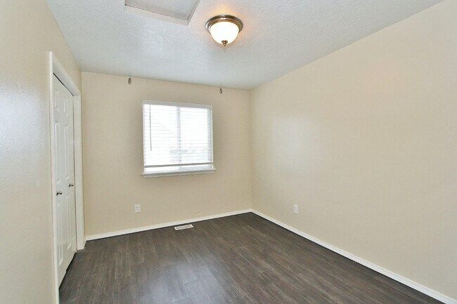Building Photo - Spacious Home in Quiet Neighborhood