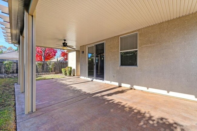 Building Photo - Gorgeous Roseville 4 Bedroom