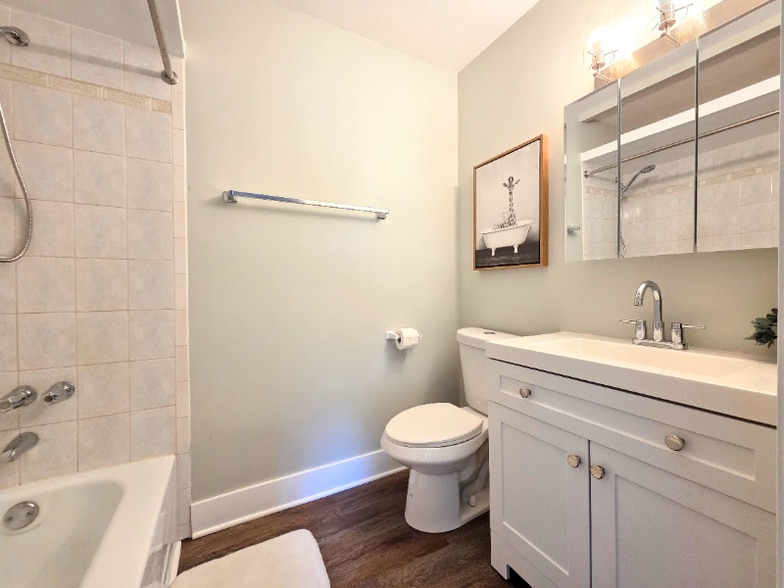 Building Photo - 1025 Rosewood Dr