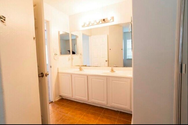 Building Photo - 14413 Rosehedge Ct