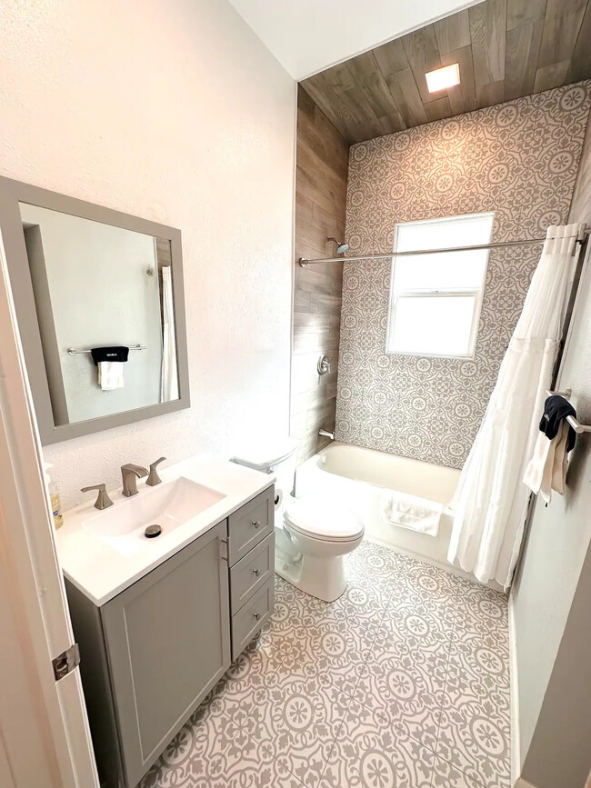 Full Bathroom - 1944 Arizona Ave