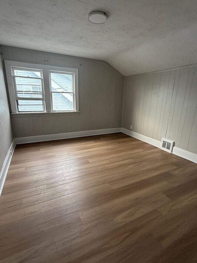 Building Photo - 5 Bedroom on Cleveland's East Side